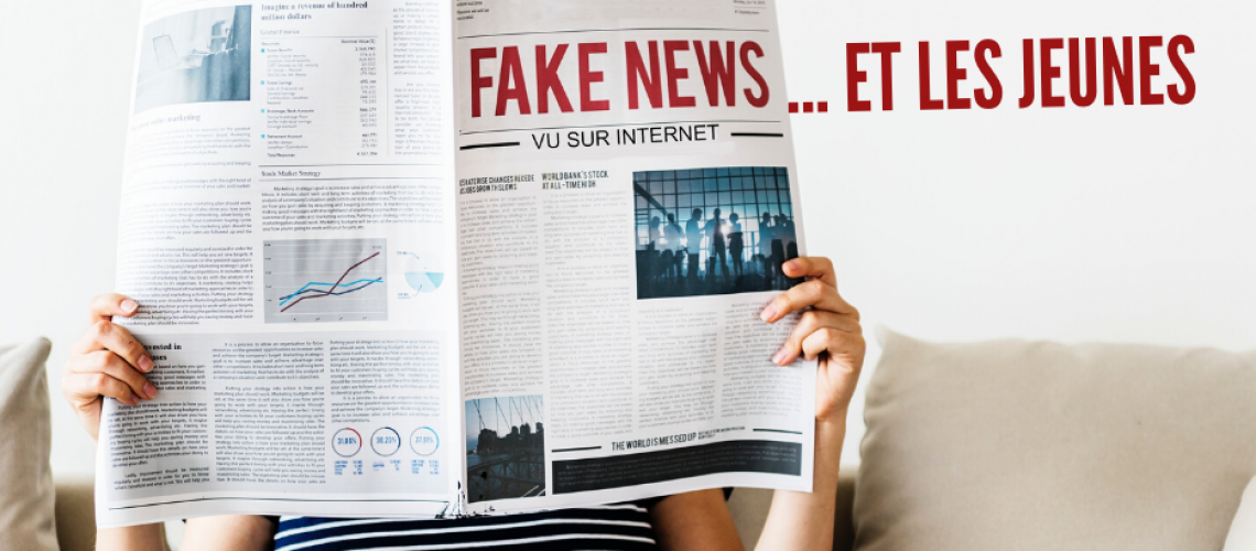Une personne assise sur un canapé ouvre un journal. En surimpression, le titre "fake news et les jeunes"