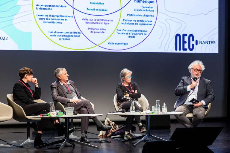 Photo de la table ronde où on voit les 4 intervenants